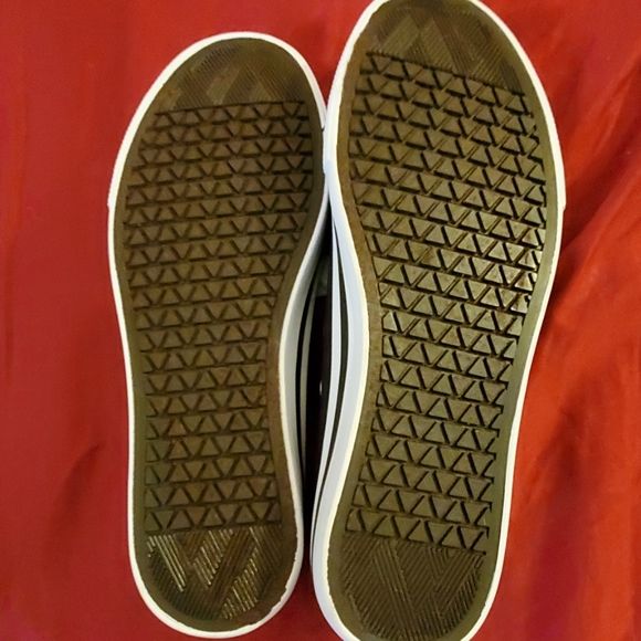 Boys size 6 shoes - Picture 2 of 2